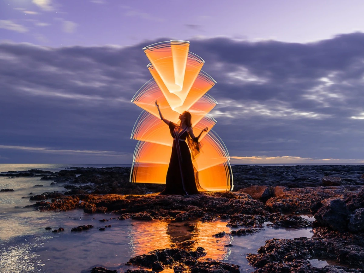 Creative celebrity portrait photography using light-painting techniques