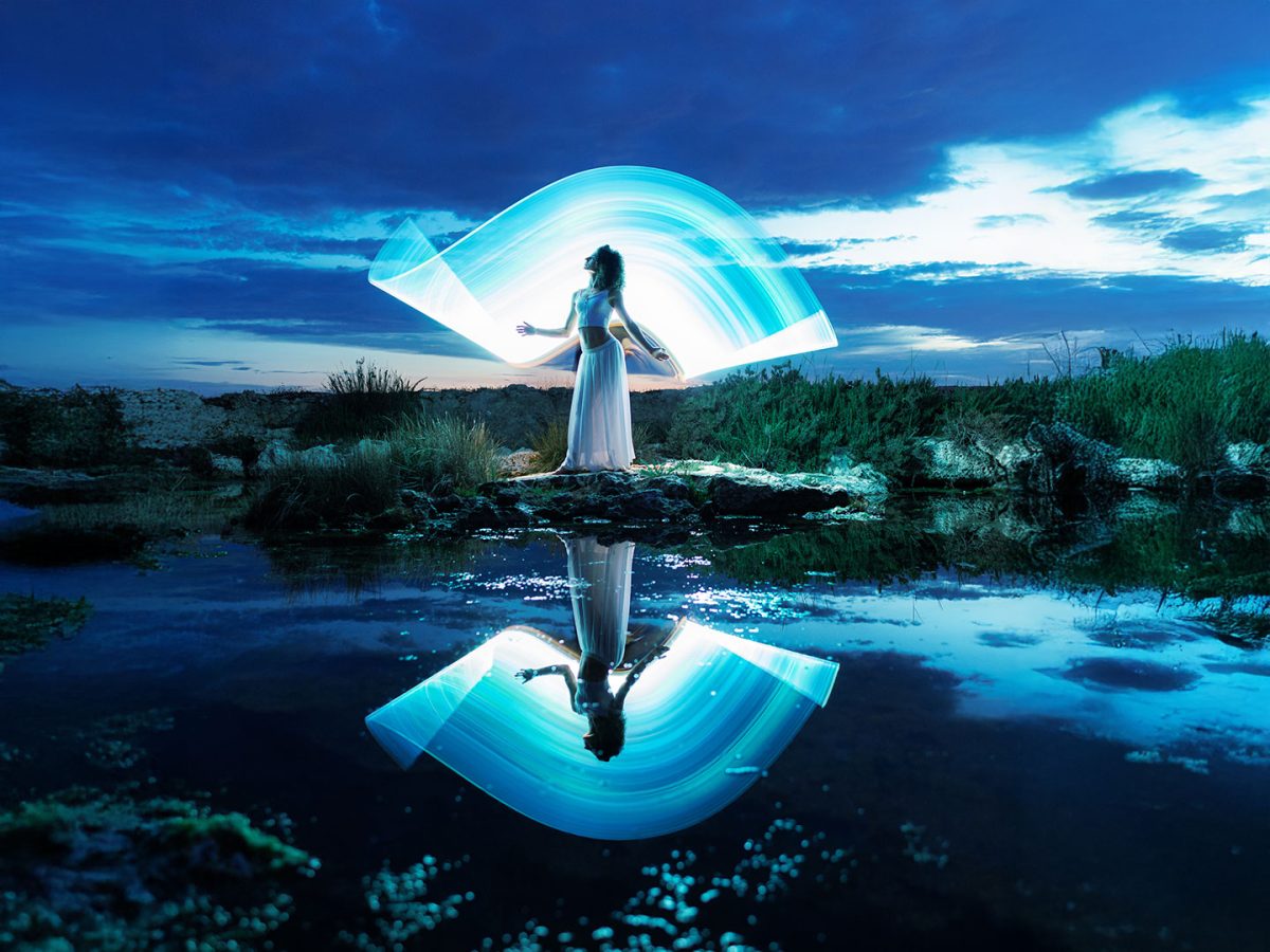 Light-painting riflesso sul mare della Puglia