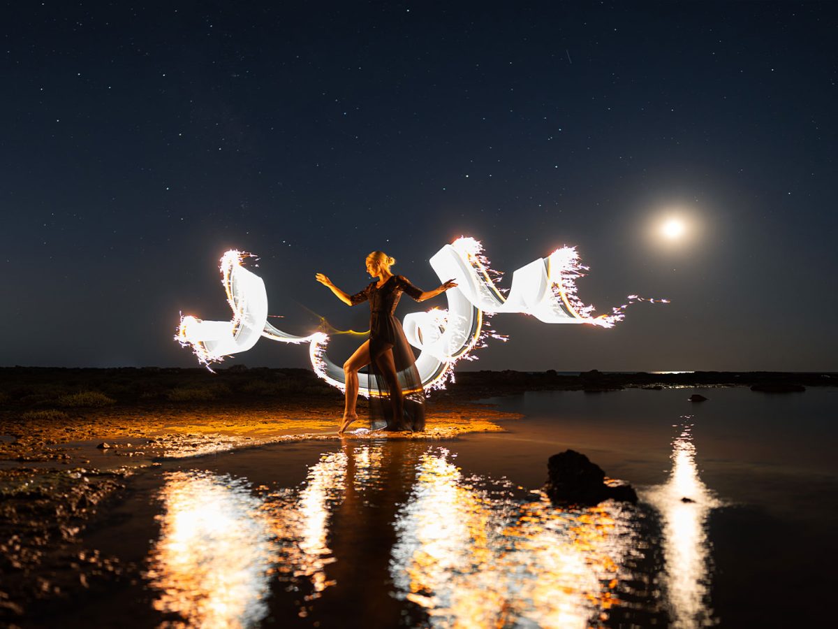 Light-painting con soggetto che riflette sull'acqua