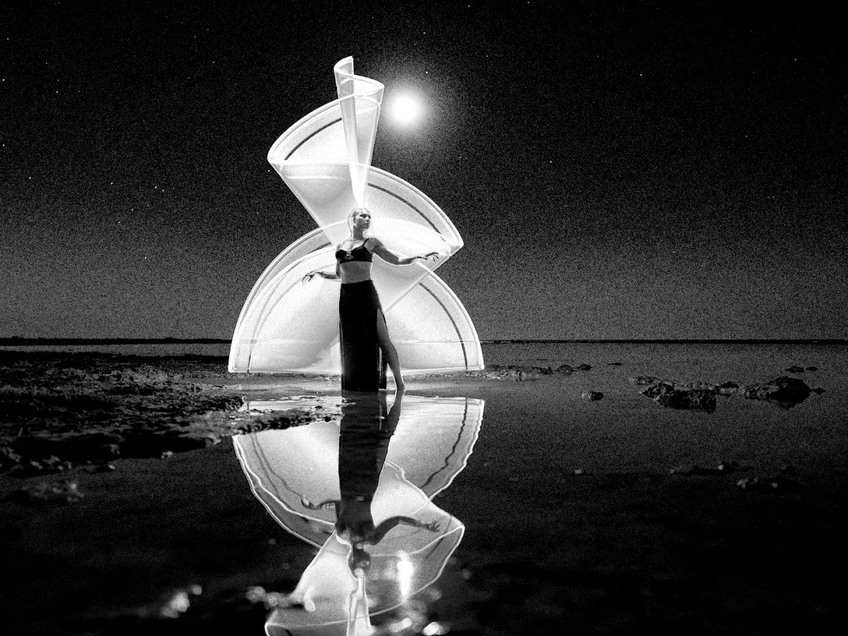 Carla con fontana di luce sotto il chiaro di luna alto