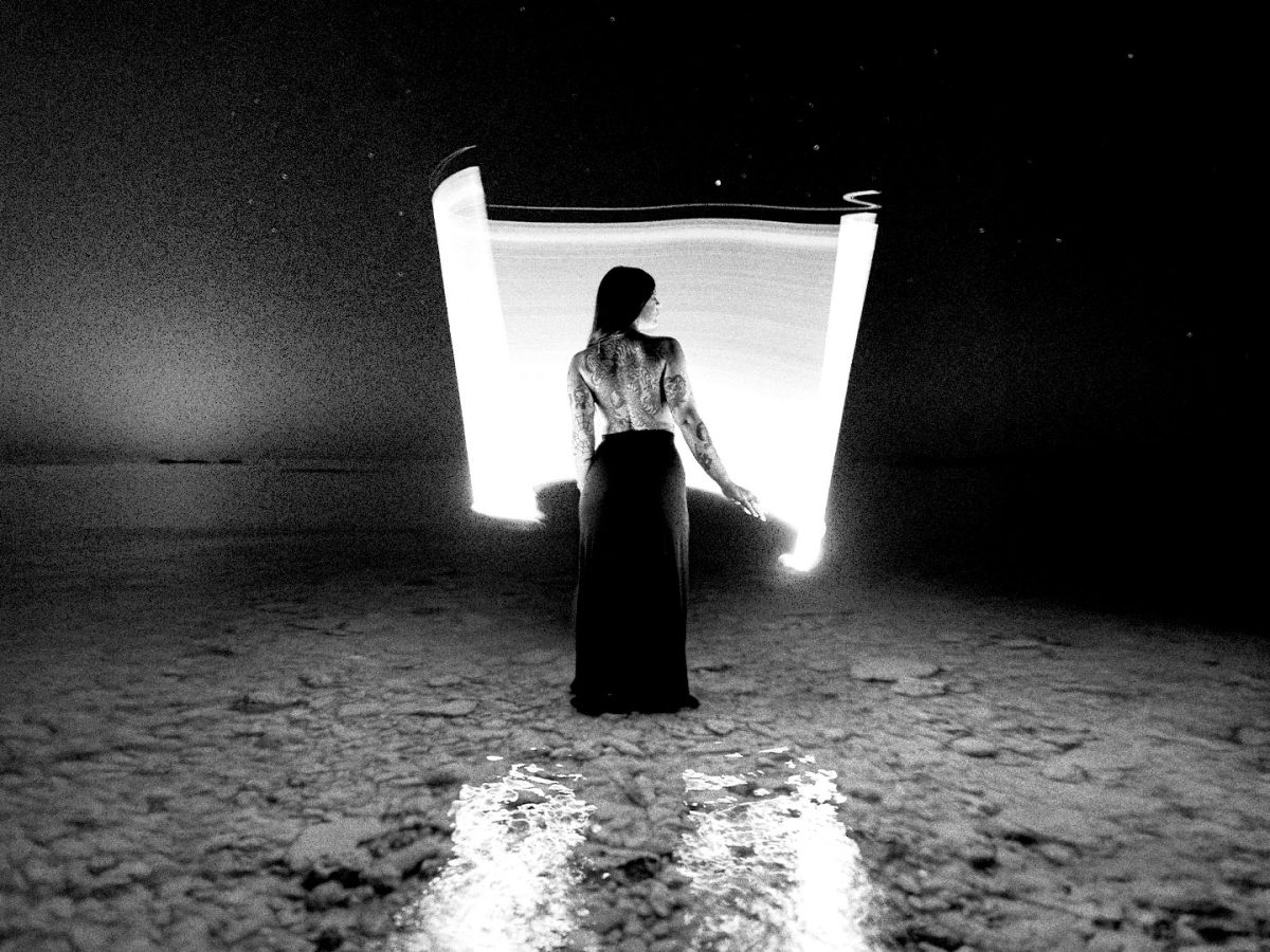 Paola abbracciata dalla forma di luce a U