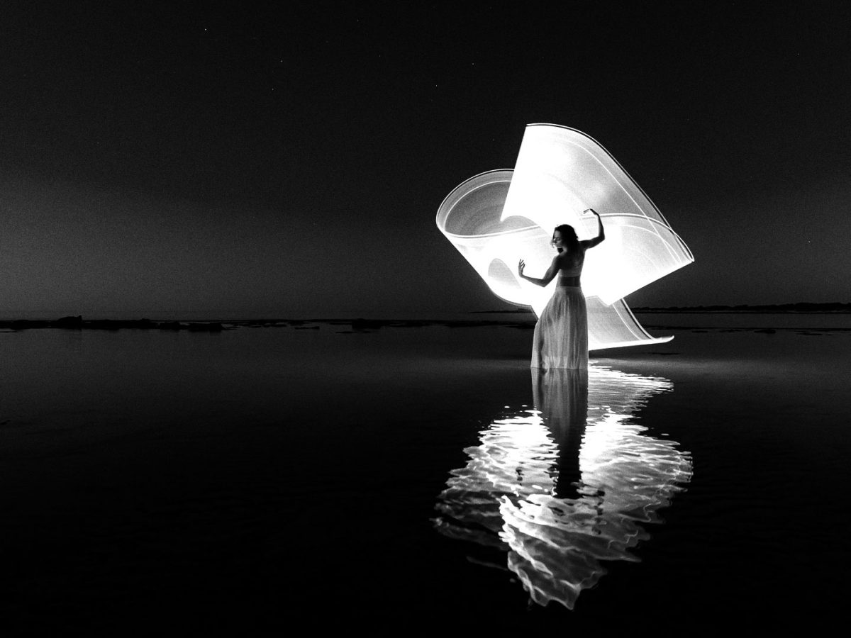 Fotografia light-painting in bianco e nero con riflesso preciso