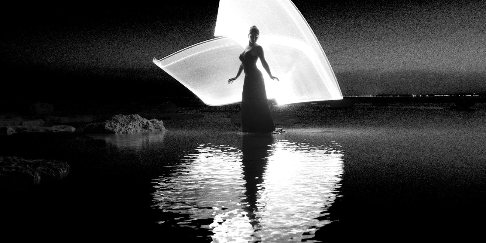 Fotografia light-painting con riflesso sulle acque della Puglia