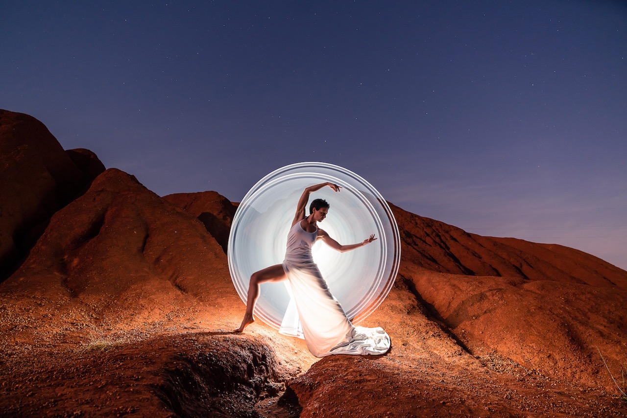 Light-painting and long exposure photography by Andrea Riezzo (2019) - 01 light painting betti 2231