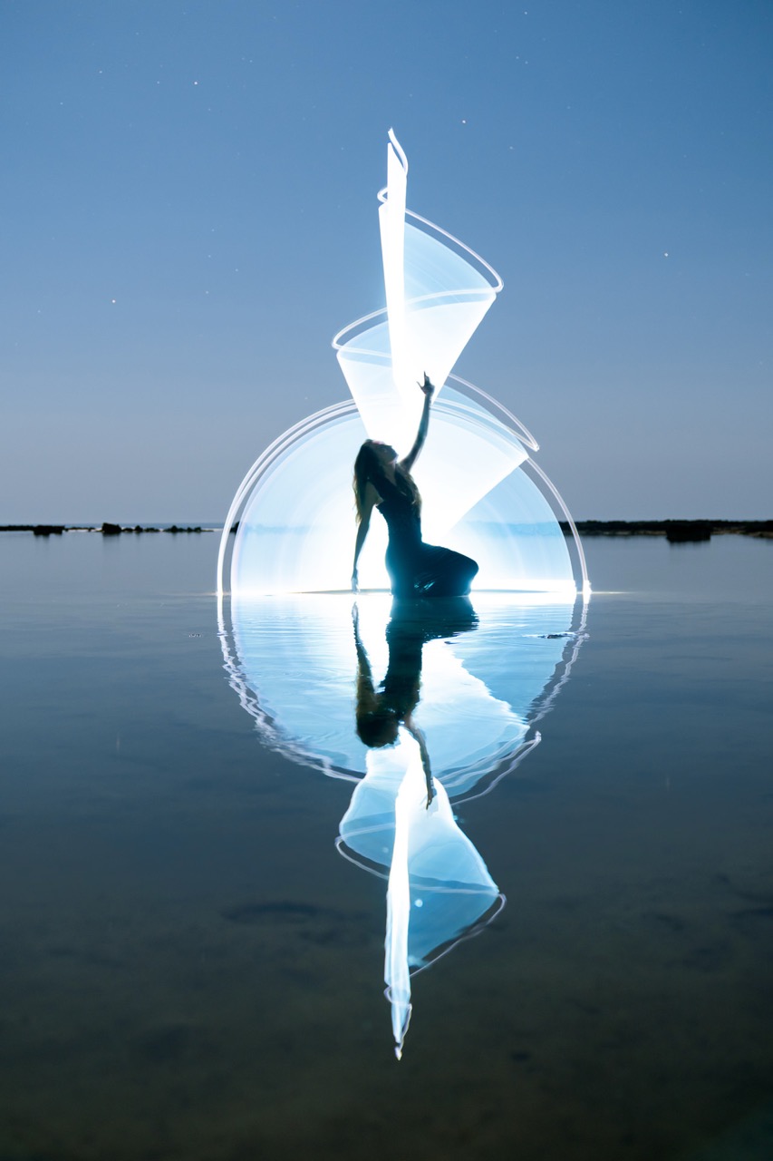Light-painting and long exposure photography by Andrea Riezzo (2020) - light painting clarissa 2738 2